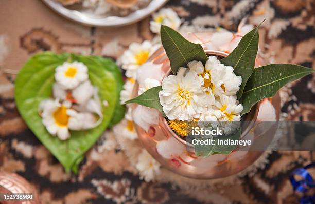 Indian Puja E Flores - Fotografias de stock e mais imagens de Flor - Flor, Antiguidade, Arcaico