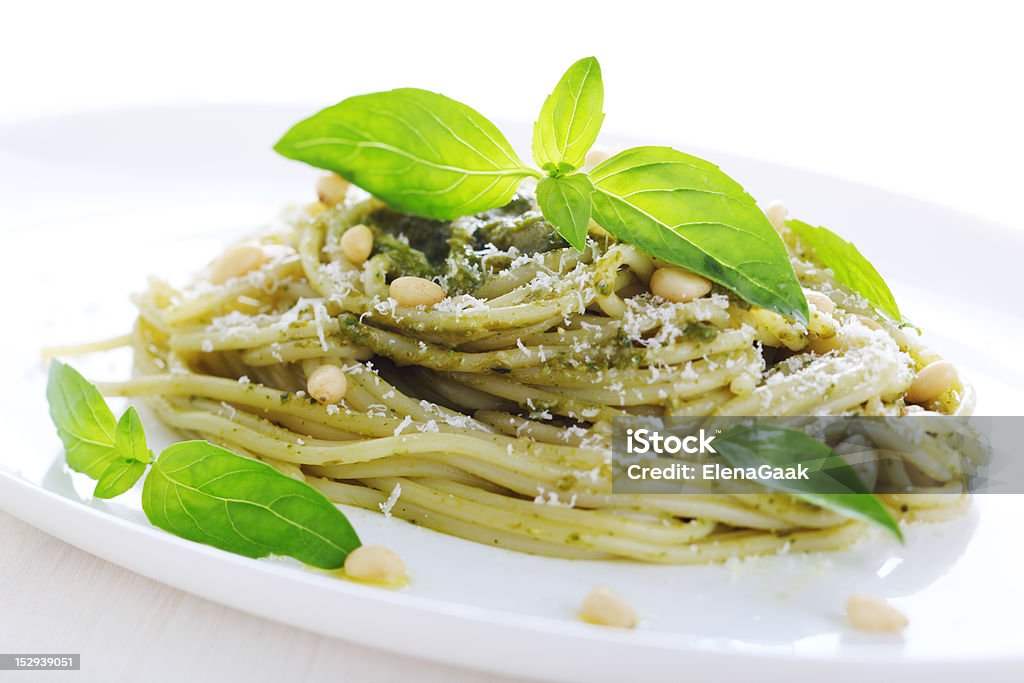 Pâtes avec sauce au pesto, du basilic et pignons de pin - Photo de Aliment libre de droits