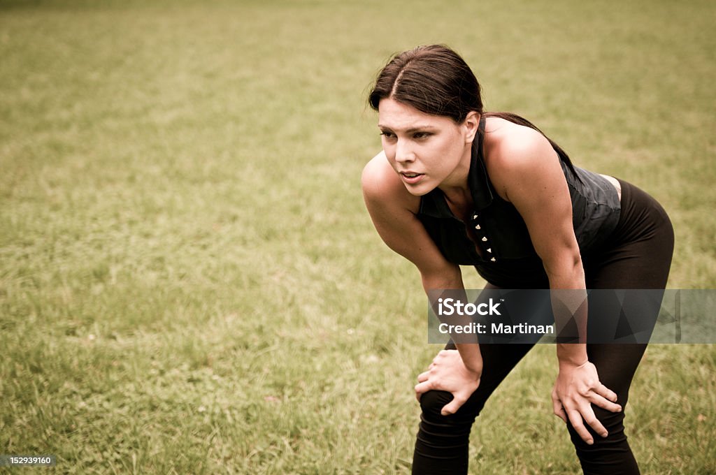 Relaxe-cansado pessoa depois de correr - Foto de stock de Curvar-se royalty-free