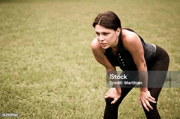 Foto de Relaxecansado Pessoa Depois De Correr e mais fotos de stock de Curvar-se - Curvar-se, Adulto, Articulação Humana - Termo anatômico