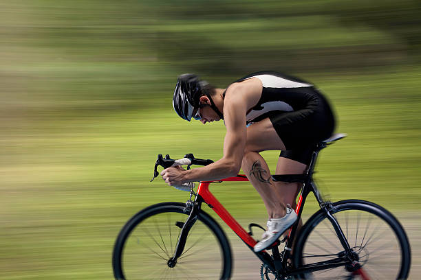 ciclistas concorrente - racing bicycle cyclist sports race panning imagens e fotografias de stock