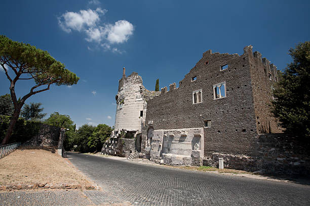 caecilia metella en la vía apia o vía appia antica - caecilia metella fotografías e imágenes de stock