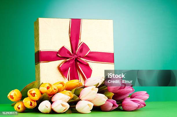 Feierkonzeptgeschenkbox Und Tulpe Blumen Stockfoto und mehr Bilder von Band - Band, Blume, Einwickelpapier