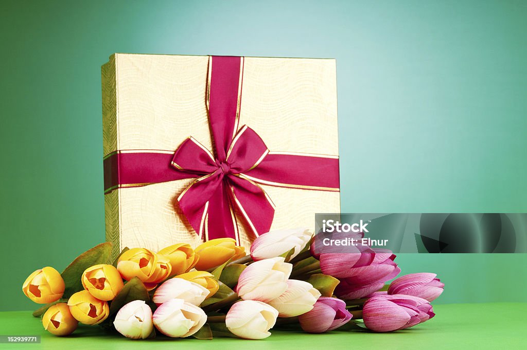 Праздник концепции-Подарочная коробка и тюльпан цветы - Стоковые фото Без людей роялти-фри