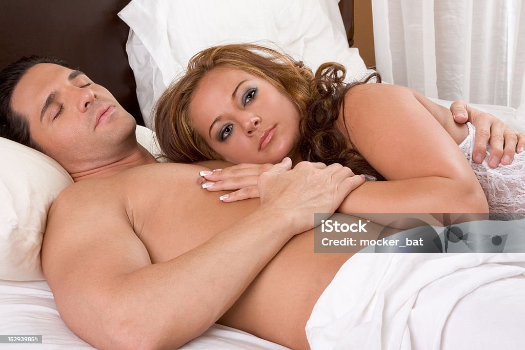 Amantes nude Jovem casal sensual Erótico na cama - Foto de stock de 20 Anos royalty-free