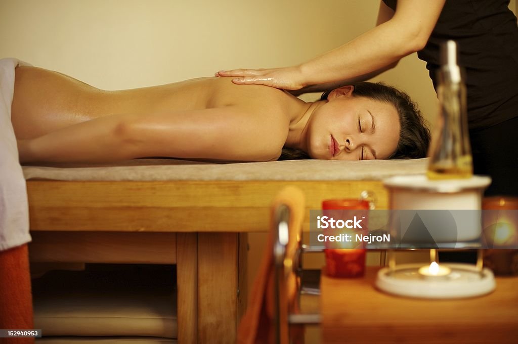 Hermosa mujer disfruta de una sesión de masajes - Foto de stock de Acostado libre de derechos