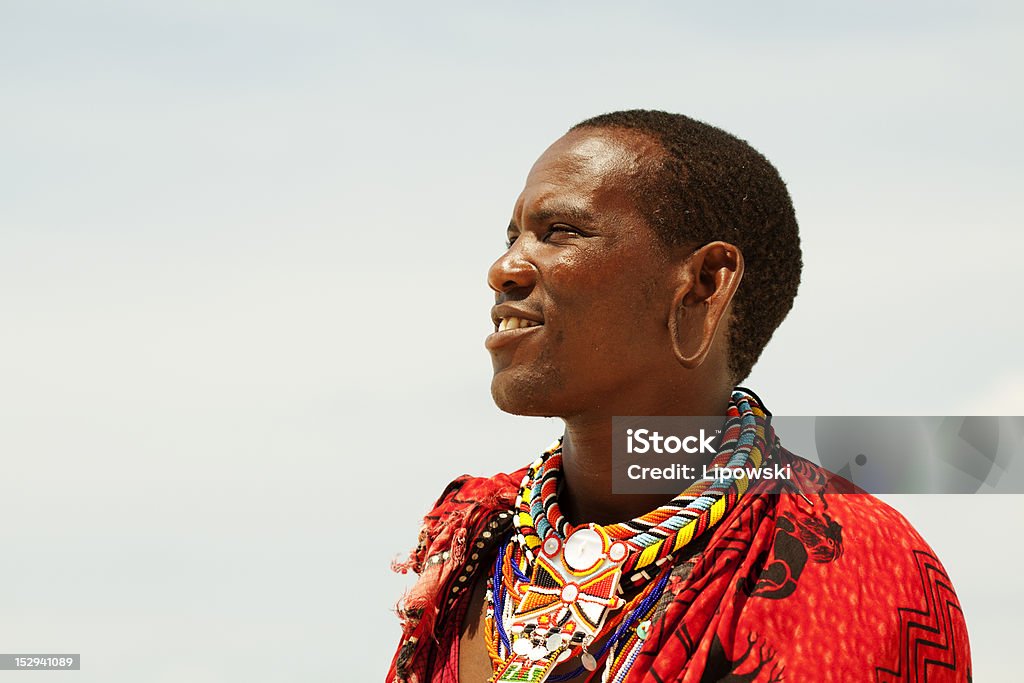 Portret młodego człowieka w Massai warior - Zbiór zdjęć royalty-free (Kultura kenijska)