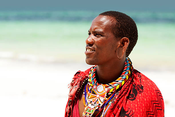 retrato de hombre joven como massai warior - ornamented accessory fotografías e imágenes de stock