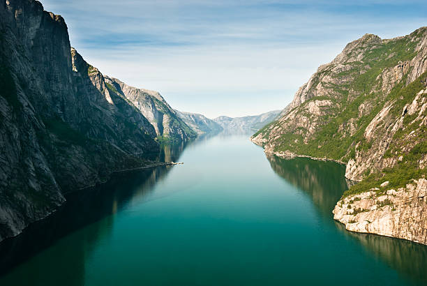 norwegische fjorde und berge. kjerak plateau lysefjord, norwegen. - lysefjord stock-fotos und bilder