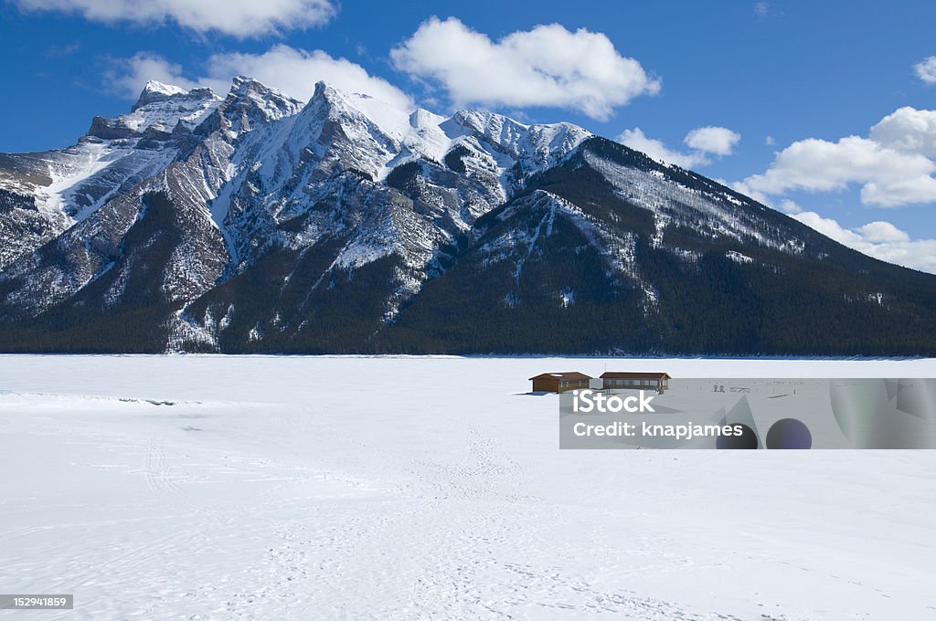 Tryb HDR o zaopatrzeniu Stacja dokująca łodzi w Lake Minnewanka - Zbiór zdjęć royalty-free (Alberta)