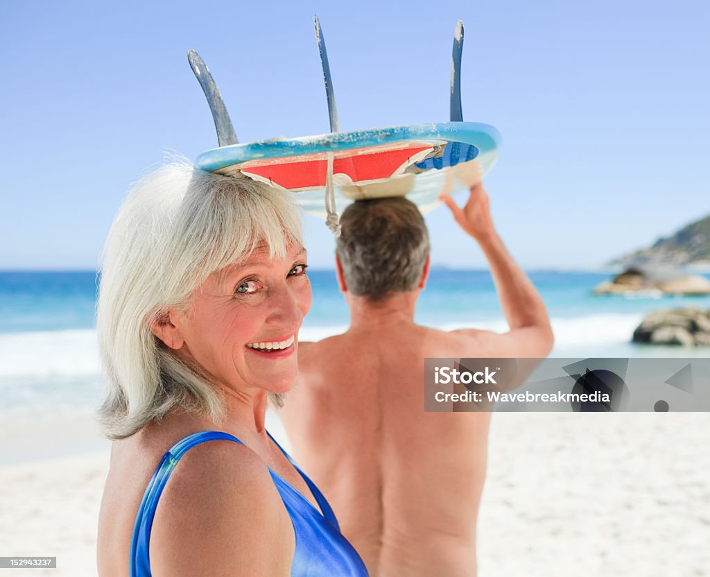 Пожилая пара с их доски для серфинга - Стоковые фото Активный образ жизни роялти-фри