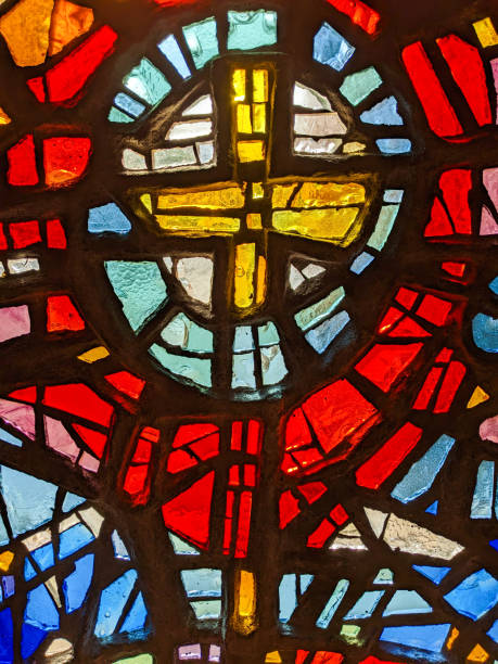 janela na igreja, vitrais, mosaico colorido em forma de cruz. - spirituality stained glass art glass - fotografias e filmes do acervo