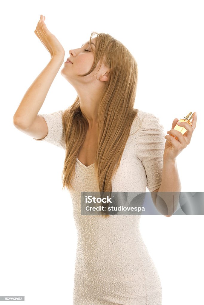 Donna di Annusare profumo per il polso - Foto stock royalty-free di Annusare