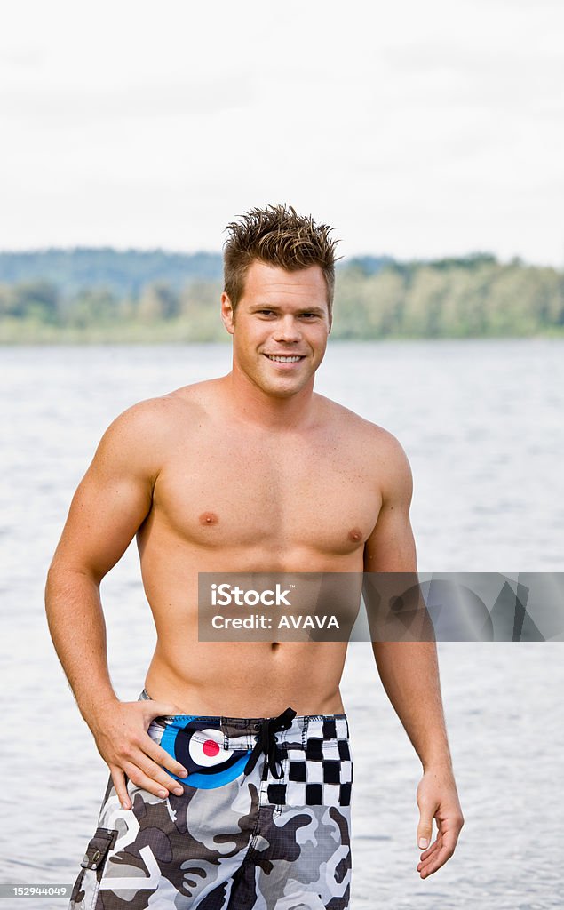 Hombre en piscina de poca trunks - Foto de stock de 20-24 años libre de derechos