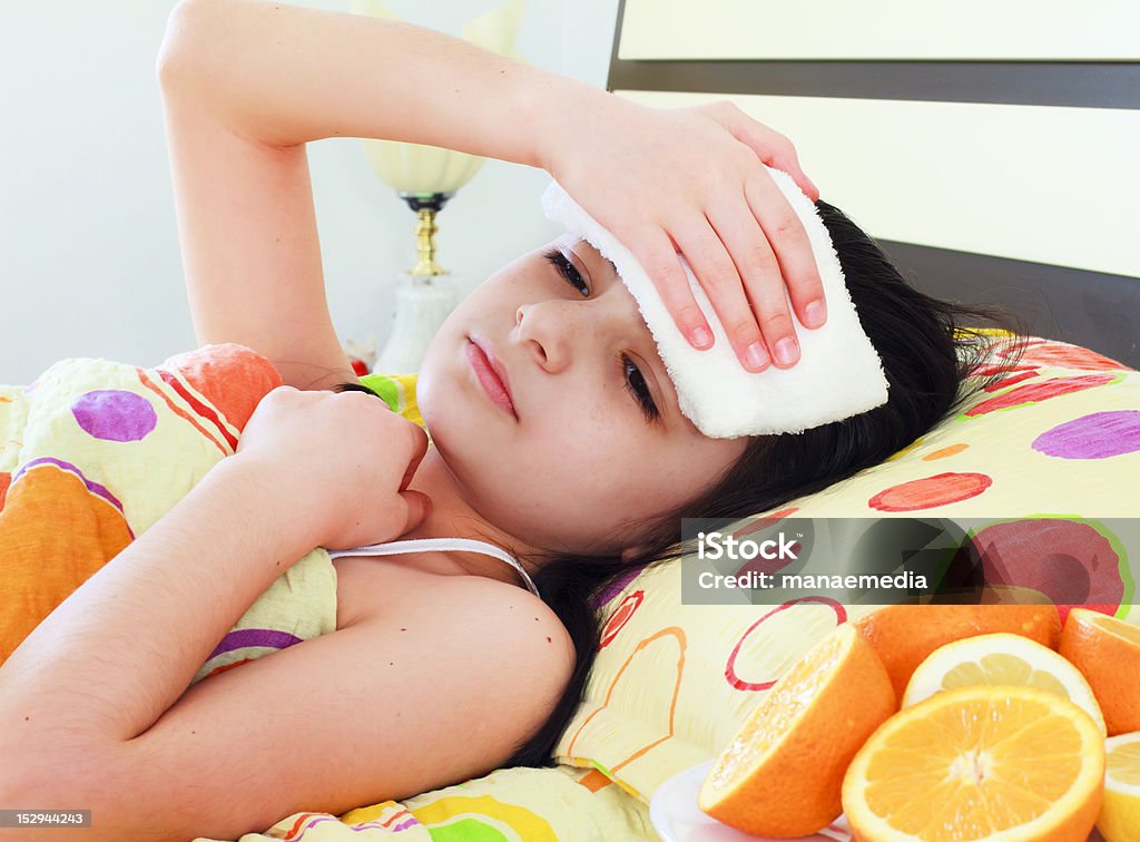 Ragazza malata a letto - Foto stock royalty-free di Accudire