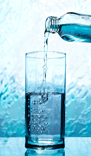 주둥이 저수시설 - overflowing water glass bottle 뉴스 사진 이미지