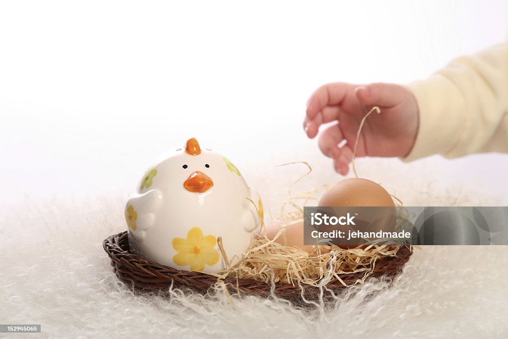 Bébé main vous serez proche de panier avec oeufs de Pâques et chiken - Photo de Aliment libre de droits