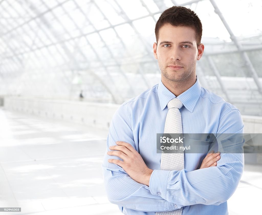 Homme d'affaires confiant debout au passage moderne - Photo de 25-29 ans libre de droits