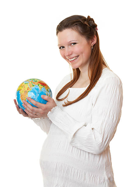 world ist in den händen der schwangeren mädchen. - human pregnancy earth globe mother stock-fotos und bilder