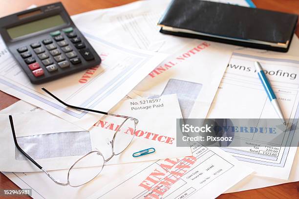 Niezapłacone Rachunki W Tabeli Z Kalkulatora - zdjęcia stockowe i więcej obrazów Rachunek - Rachunek, Past Due - Angielski zwrot, Bankructwo