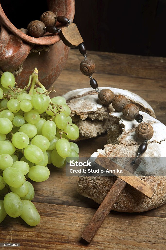 聖パン、ワイン用のブドウ - キリストの十字架のロイヤリティフリーストックフォト