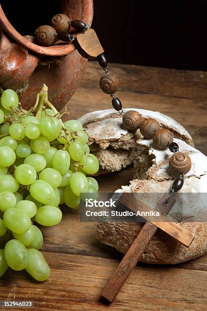 Uvas De Vinho E Pão De Oração - Fotografias de stock e mais imagens de Antigo - Antigo, Antiguidade, Carcaça