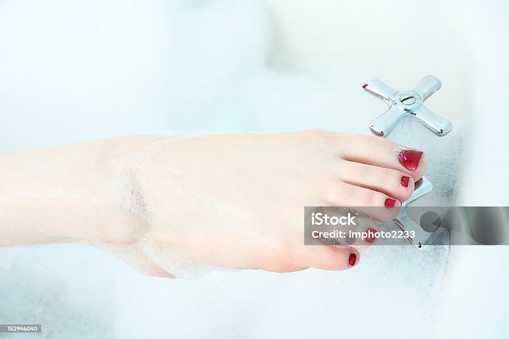 Zbliżenie kobiecej stopy w bubble bath - Zbiór zdjęć royalty-free (Kąpiel w pianie)