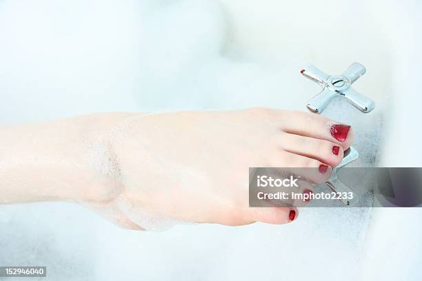 Zbliżenie Kobiecej Stopy W Bubble Bath - zdjęcia stockowe i więcej obrazów Kąpiel w pianie - Kąpiel w pianie, Kobiety, Wanna