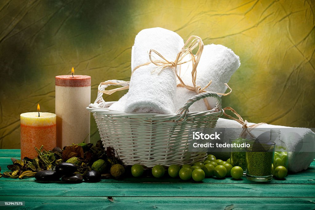 Sale da bagno, asciugamani e candele spa forniture - Foto stock royalty-free di Aromaterapia