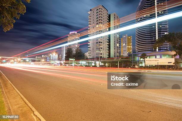 Sentieri Di Luce Sulla Città Moderna Di Notte - Fotografie stock e altre immagini di Australia - Australia, Autobus, Ingorgo stradale