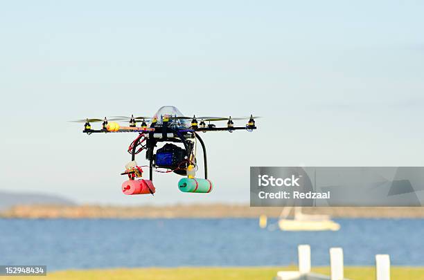 Controllo Remoto Di Sorveglianza Elicottero Volare Verso Yacht Portare Telecamera - Fotografie stock e altre immagini di A mezz'aria