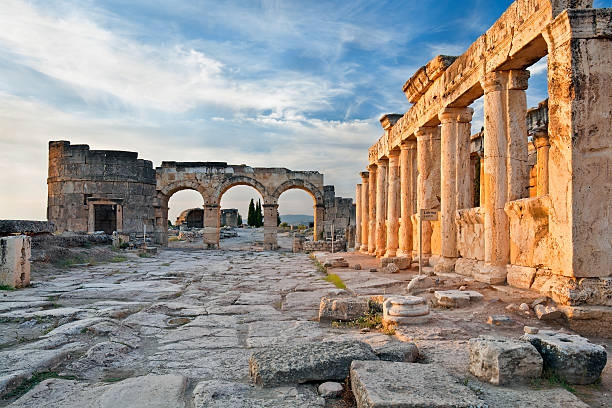 latrine et frontinus porte de hierapolis, en turquie - hierapolis photos et images de collection