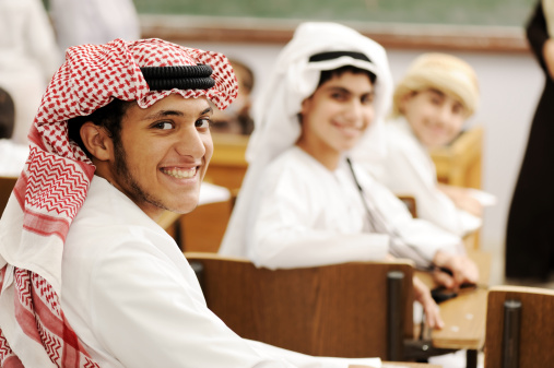 Grupo de estudiantes con oriental tradicional árabe ropa en montaje tipo aula. photo