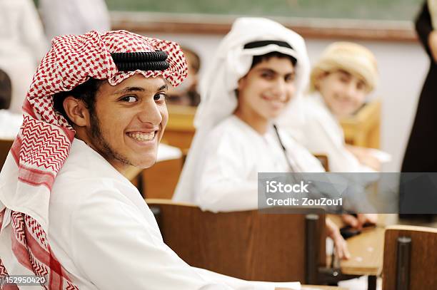 Grupo De Alunos Árabe Com Oriental Roupas Tradicionais Na Sala De Aula - Fotografias de stock e mais imagens de Arábia Saudita