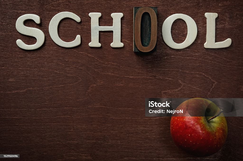 La parola scuola scritto su sfondo in legno - Foto stock royalty-free di Antico - Vecchio stile