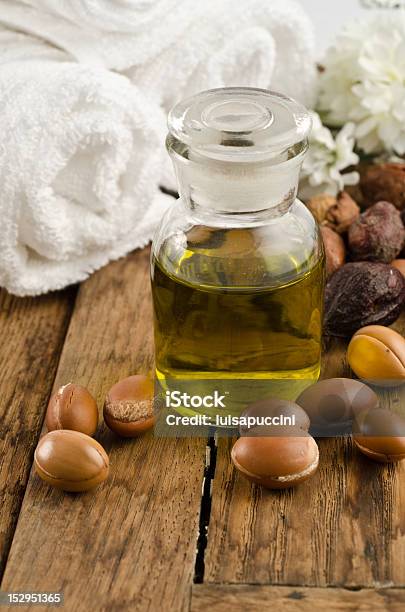 Olio Di Argan Con Frutta - Fotografie stock e altre immagini di Olio di argan - Olio di argan, Africa, Albero di argan