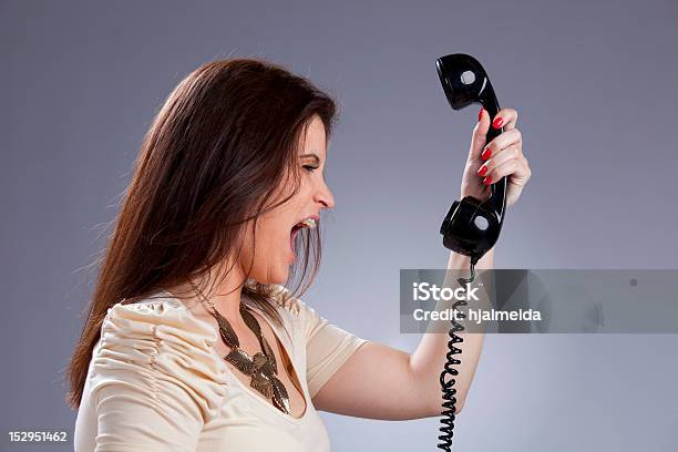 Angry Mujer Pateando Para El Teléfono Foto de stock y más banco de imágenes de Descontento - Descontento, Enfado, Mujeres