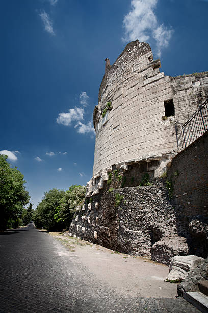 caecilia metella en la vía apia o vía appia antica - caecilia metella fotografías e imágenes de stock