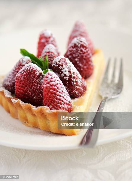 Pedaço De Chocolate Branco E Tarte De Morango - Fotografias de stock e mais imagens de Comida - Comida, Comida Doce, Comida Pronta