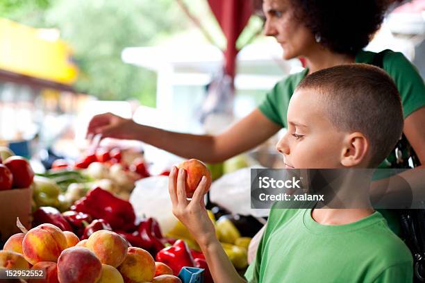 Süße Junge Kaufen Gemüse Stockfoto und mehr Bilder von Landwirtschaftsmesse - Landwirtschaftsmesse, Bauernmarkt, Kind