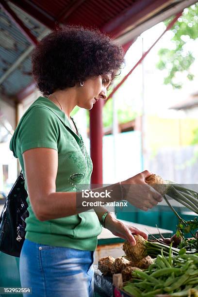 Photo libre de droit de Femme Acheter Des Légumes banque d'images et plus d'images libres de droit de Acheter - Acheter, Adulte, Agriculture