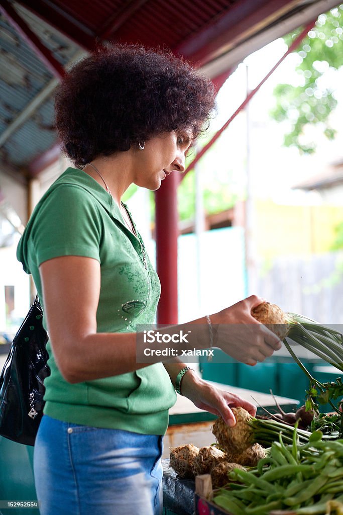Женщина покупке овощей - Стоковые фото 30-39 лет роялти-фри