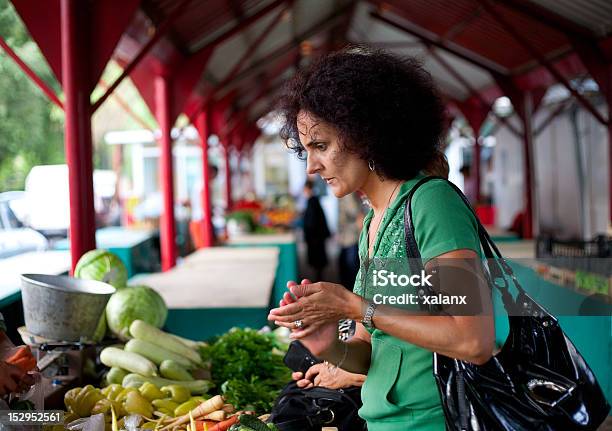 Kobieta Kupując Warzywa - zdjęcia stockowe i więcej obrazów 30-39 lat - 30-39 lat, Codzienne ubranie, Dorosły