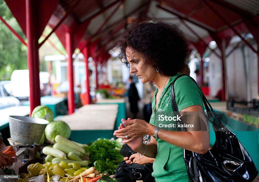 Mulher comprar produtos hortícolas - Royalty-free 30-39 Anos Foto de stock