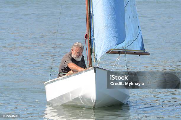 Starszy W Łódź Żaglowa - zdjęcia stockowe i więcej obrazów Nadmuchiwana łódź - Nadmuchiwana łódź, Senior, Mężczyźni