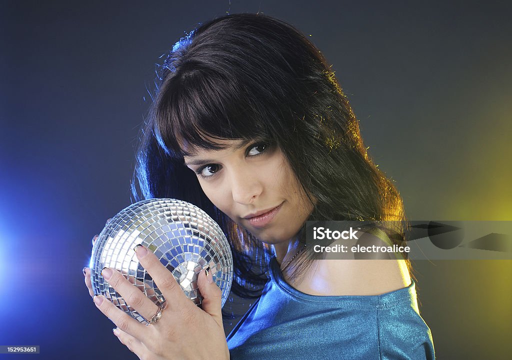 Retrato de uma bela jovem mulher com bola de discoteca - Foto de stock de 20-24 Anos royalty-free