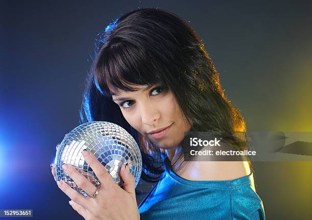 Foto de Retrato De Uma Bela Jovem Mulher Com Bola De Discoteca e mais fotos de stock de 20-24 Anos