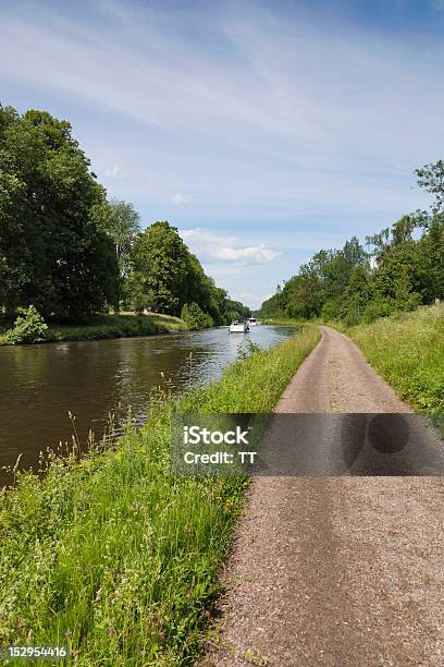 Canal Road Stockfoto und mehr Bilder von Baum - Baum, Blume, Einspurige Straße