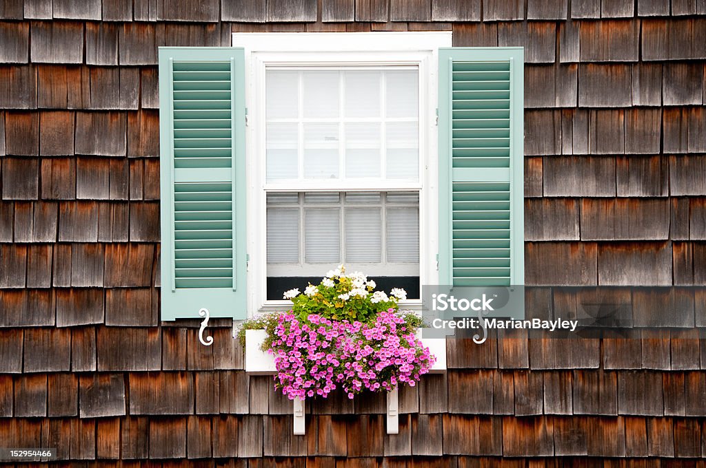 Cottage sulla spiaggia finestra & fiore di - Foto stock royalty-free di Fioriera da davanzale