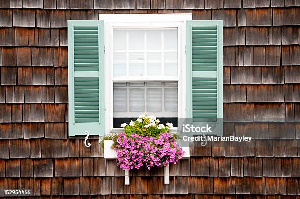 Cottage Sulla Spiaggia Finestra Fiore Di - Fotografie stock e altre immagini di Fioriera da davanzale - Fioriera da davanzale, Finestra, Bianco